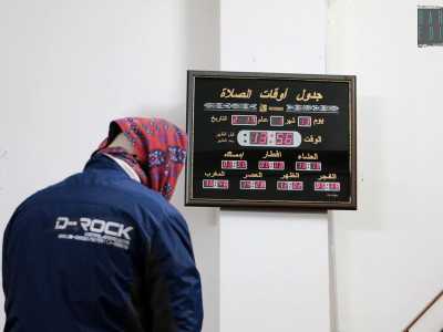 Su una parete notiamo un tabellone con scritte in arabo e numeri: indica gli orari delle preghiere che i fedeli compiono durante la giornata